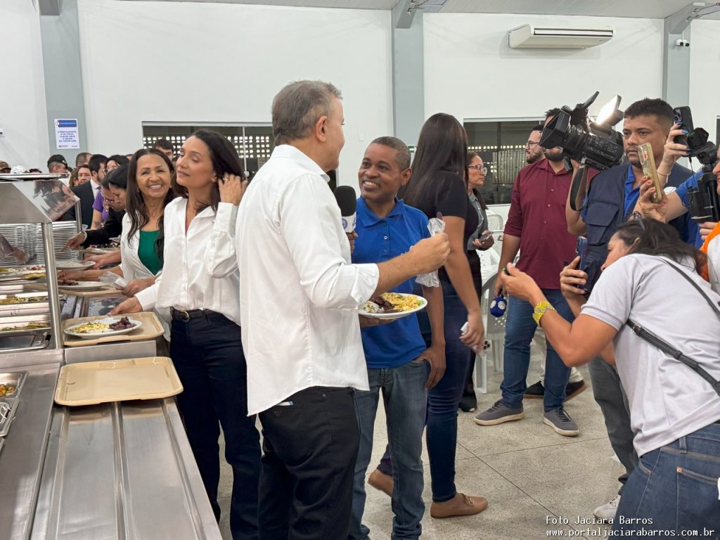 Imagem mostra a entrega oficial das unidades reformadas, com presença de autoridades e população no Restaurante Tereza Cristina Ayres, em Palmas.