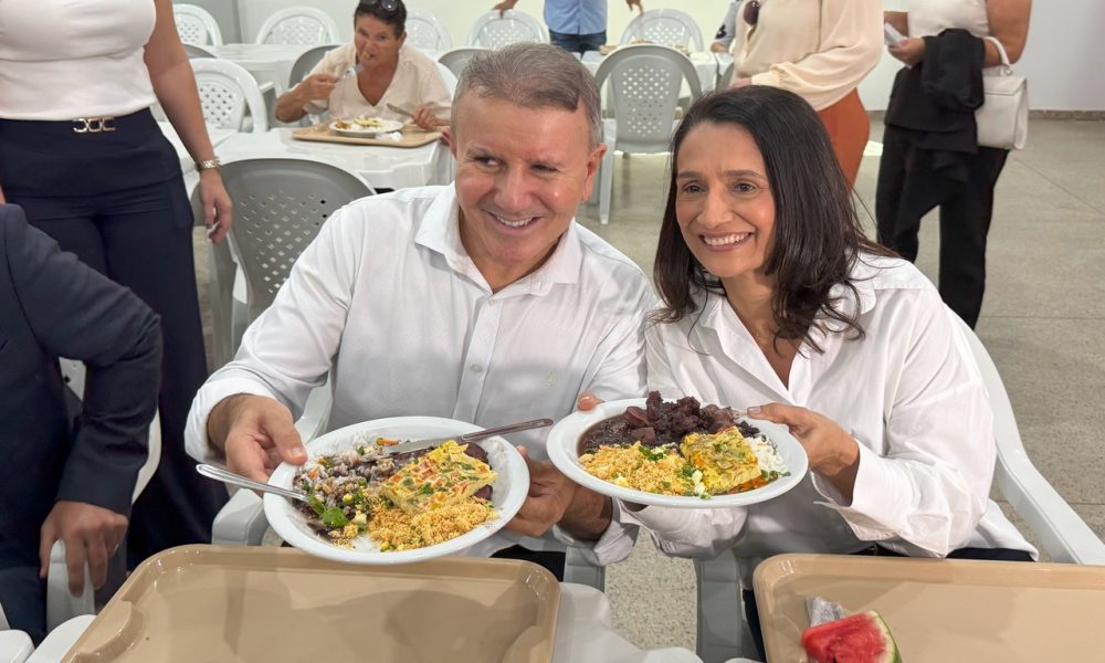 Imagem mostra a entrega oficial das unidades reformadas, com presença de autoridades e população no Restaurante Tereza Cristina Ayres, em Palmas.