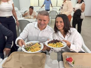 Imagem mostra a entrega oficial das unidades reformadas, com presença de autoridades e população no Restaurante Tereza Cristina Ayres, em Palmas.