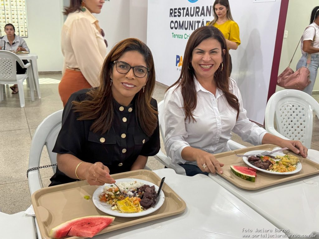 Imagem mostra a entrega oficial das unidades reformadas, com presença de autoridades e população no Restaurante Tereza Cristina Ayres, em Palmas.