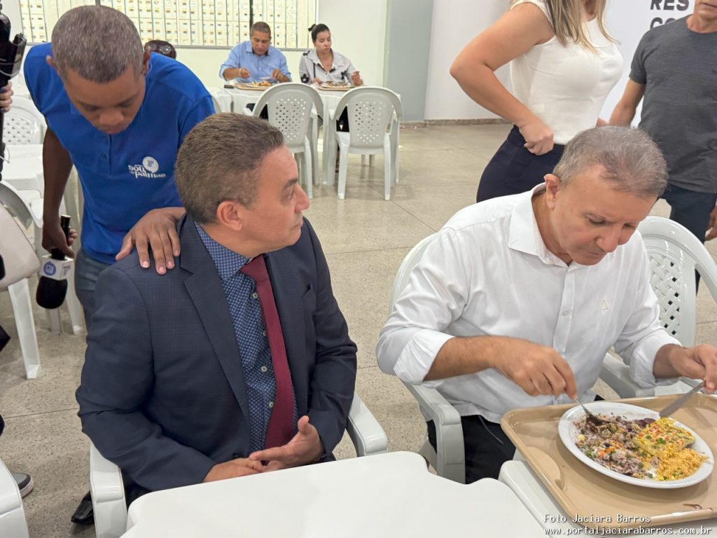 Imagem mostra a entrega oficial das unidades reformadas, com presença de autoridades e população no Restaurante Tereza Cristina Ayres, em Palmas.