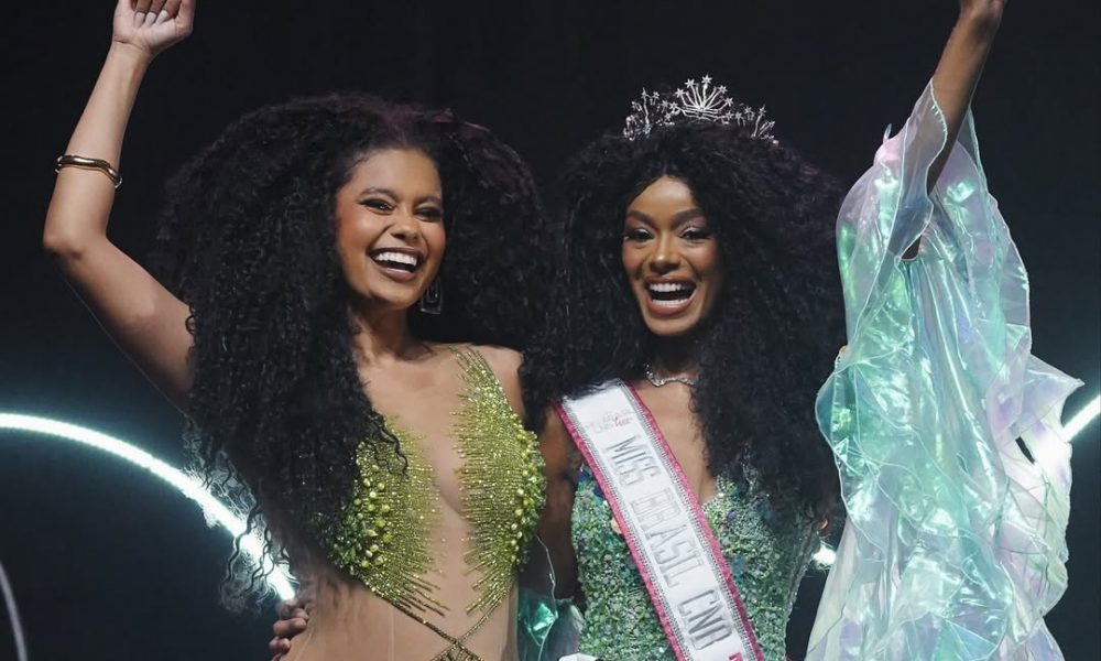 A jovem Wemily Ferreira, primeira tocantinense a conquistar o título de Miss Brasil CNB Teen em 2024, passou a coroa neste sábado (31) para Mirella Rodrigues, representante de Pernambuco. A final do concurso aconteceu no fim de semana, em Brasília/DF, e marcou um momento inédito na história dos concursos de beleza teen no Brasil: pela primeira vez, duas jovens negras protagonizaram a transição do título nacional. Mirella Rodrigues, de 18 anos, natural de Recife, foi eleita Miss Brasil CNB Teen 2025 após uma performance marcante no palco e destaque ao longo das atividades do concurso. Sua coroação representa não apenas uma conquista pessoal, mas também a continuidade de um legado de representatividade e protagonismo negro no cenário da beleza teen. (Wemily Ferreira coroando sua sucessora Mirella Rodrigues; Foto: Divulgação) O evento, organizado pelo Concurso Nacional de Beleza (CNB), teve clima de emoção e celebração. Wemily, natural de Araguaína, no norte do Tocantins, encerrou seu ciclo com uma fala inspiradora. “Me despeço da faixa com o peito cheio de gratidão e deixo, junto dela, um legado de luta e de um sonho grande demais para caber em qualquer caixinha. Essa faixa foi minha e agora ela é símbolo de muitas. Porque essa faixa vai, mas o impacto fica. Quem diria que uma menina do interior do Tocantins poderia conquistar um lugar de destaque?”, declarou. Atualmente morando em São Paulo, Wemily foca na carreira digital e não pretende retornar ao universo dos concursos em versões adultas. “O mundo miss foi lindo para mim, mas é um ciclo encerrado. Agora meu foco é crescer ainda mais no digital”, afirmou. Neste ano, o Tocantins foi representado por Mirele Varão, de 20 anos, natural da comunidade quilombola Cocalinho, TO. Embora não tenha se classificado, Mirele fez história como a primeira quilombola a representar o estado na competição nacional, conquistando visibilidade e reconhecimento por sua trajetória. (Mirele Varão, representante do Tocantins; Foto: Divulgação) A edição 2025 do Miss Brasil CNB Teen reforça a importância da diversidade, inclusão e representatividade no universo dos concursos de beleza, valorizando histórias que vão além da estética e alcançam o coração da sociedade. (Mirella Rodrigues, Miss Brasil CNB Teen 2025; Foto: Divulgação)