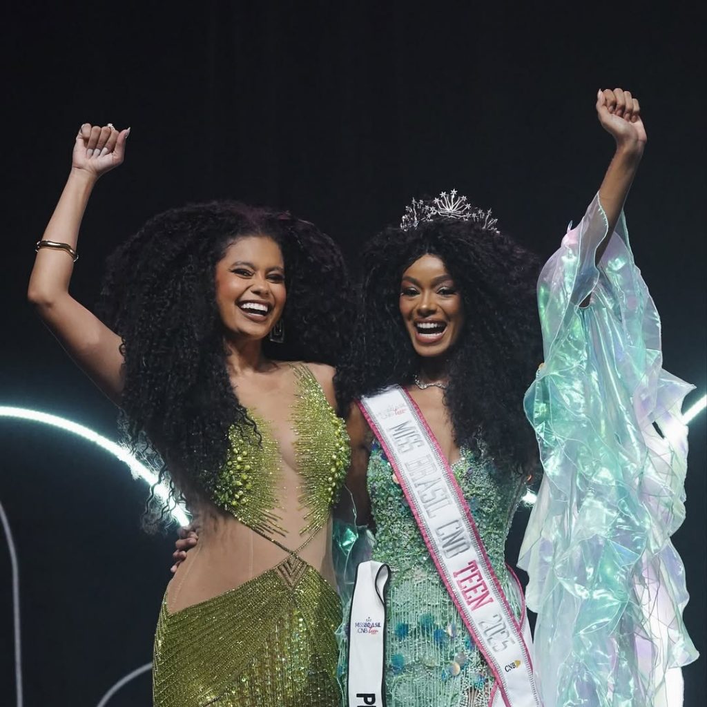A jovem Wemily Ferreira, primeira tocantinense a conquistar o título de Miss Brasil CNB Teen em 2024, passou a coroa neste sábado (31) para Mirella Rodrigues, representante de Pernambuco. A final do concurso aconteceu no fim de semana, em Brasília/DF, e marcou um momento inédito na história dos concursos de beleza teen no Brasil: pela primeira vez, duas jovens negras protagonizaram a transição do título nacional. Mirella Rodrigues, de 18 anos, natural de Recife, foi eleita Miss Brasil CNB Teen 2025 após uma performance marcante no palco e destaque ao longo das atividades do concurso. Sua coroação representa não apenas uma conquista pessoal, mas também a continuidade de um legado de representatividade e protagonismo negro no cenário da beleza teen. (Wemily Ferreira coroando sua sucessora Mirella Rodrigues; Foto: Divulgação) O evento, organizado pelo Concurso Nacional de Beleza (CNB), teve clima de emoção e celebração. Wemily, natural de Araguaína, no norte do Tocantins, encerrou seu ciclo com uma fala inspiradora. “Me despeço da faixa com o peito cheio de gratidão e deixo, junto dela, um legado de luta e de um sonho grande demais para caber em qualquer caixinha. Essa faixa foi minha e agora ela é símbolo de muitas. Porque essa faixa vai, mas o impacto fica. Quem diria que uma menina do interior do Tocantins poderia conquistar um lugar de destaque?”, declarou. Atualmente morando em São Paulo, Wemily foca na carreira digital e não pretende retornar ao universo dos concursos em versões adultas. “O mundo miss foi lindo para mim, mas é um ciclo encerrado. Agora meu foco é crescer ainda mais no digital”, afirmou. Neste ano, o Tocantins foi representado por Mirele Varão, de 20 anos, natural da comunidade quilombola Cocalinho, TO. Embora não tenha se classificado, Mirele fez história como a primeira quilombola a representar o estado na competição nacional, conquistando visibilidade e reconhecimento por sua trajetória. (Mirele Varão, representante do Tocantins; Foto: Divulgação) A edição 2025 do Miss Brasil CNB Teen reforça a importância da diversidade, inclusão e representatividade no universo dos concursos de beleza, valorizando histórias que vão além da estética e alcançam o coração da sociedade. (Mirella Rodrigues, Miss Brasil CNB Teen 2025; Foto: Divulgação)