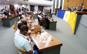 Assembleia Legislativa debate PEC da Sustentabilidade Fiscal que visa aliviar dívidas dos municípios e permitir parcelamento de precatórios e débitos.
