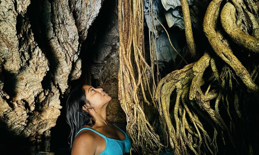 ela radiante diante de uma paisagem deslumbrante — possivelmente durante sua passagem pelo Jalapão.