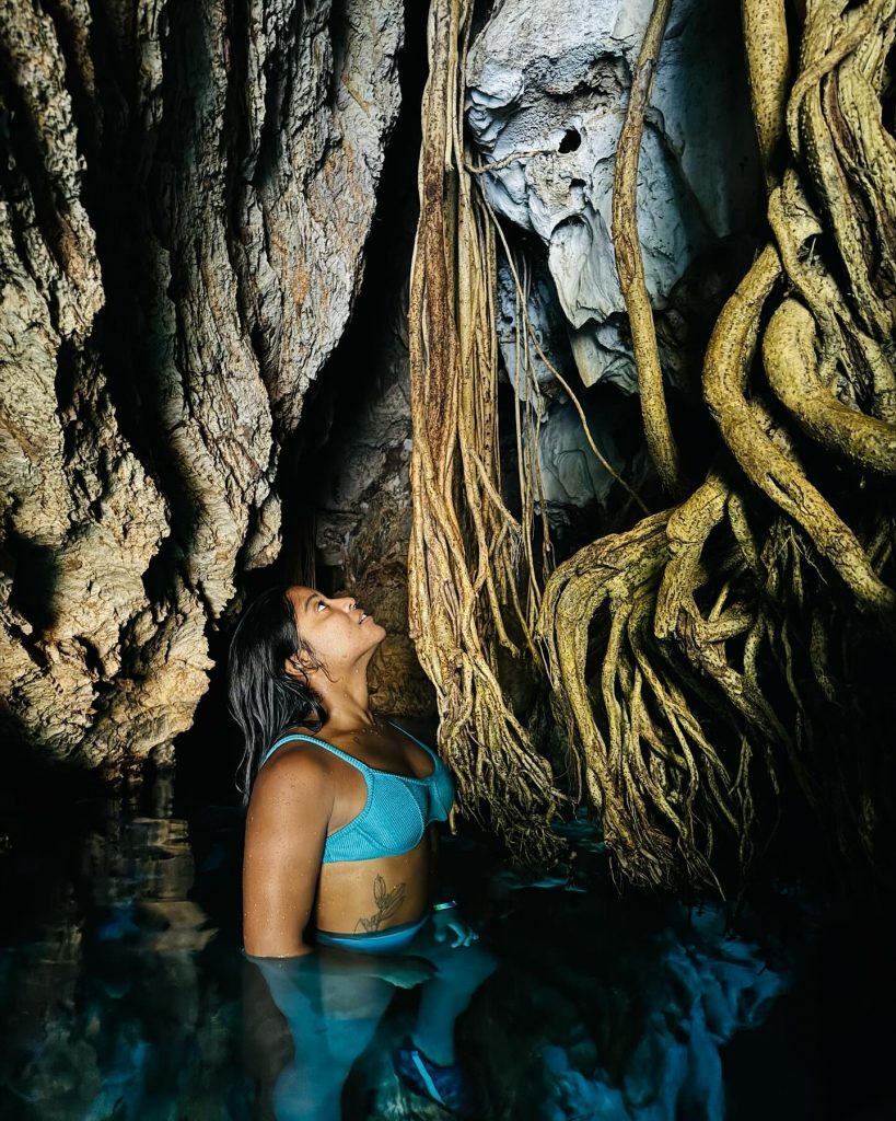 ela radiante diante de uma paisagem deslumbrante — possivelmente durante sua passagem pelo Jalapão.