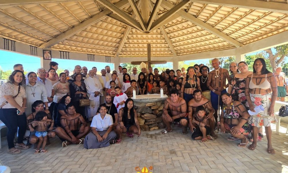 A Arquidiocese de Palmas inaugurou a primeira capela em aldeia indígena, na Aldeia Krite, marcando um momento histórico de fé e comunhão com o povo Xerente.