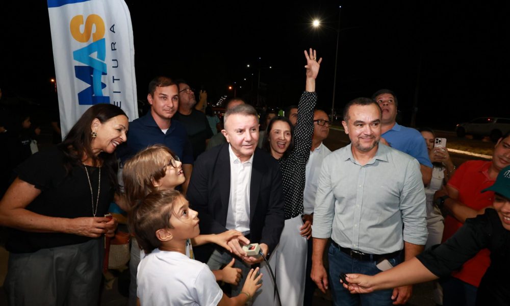Prefeito Eduardo Siqueira Campos entrega iluminação em LED em trecho da Avenida JK, na entrada da cidade – Foto: Flávio Cavalera