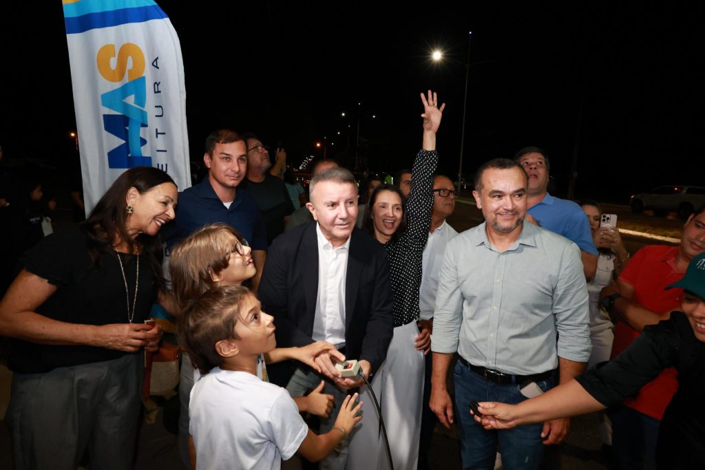 Prefeito Eduardo Siqueira Campos entrega iluminação em LED em trecho da Avenida JK, na entrada da cidade – Foto: Flávio Cavalera