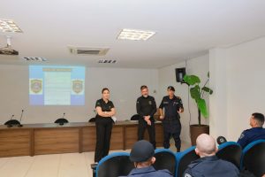 Comandante da GMP Gilmar Fernandes e diretor de Fiscalização de Obras e Posturas Roger Rodrigues recepcionam novos guardas durante capacitação – Foto: Francisco Barros