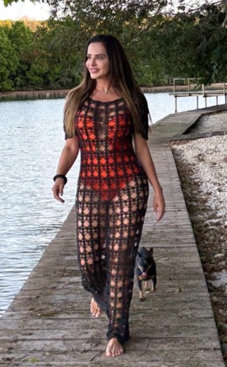 Solange Duailibe, secretária da Mulher de Palmas, vive momento de autocuidado e renovação às margens do Lago, símbolo de equilíbrio e bem-estar.