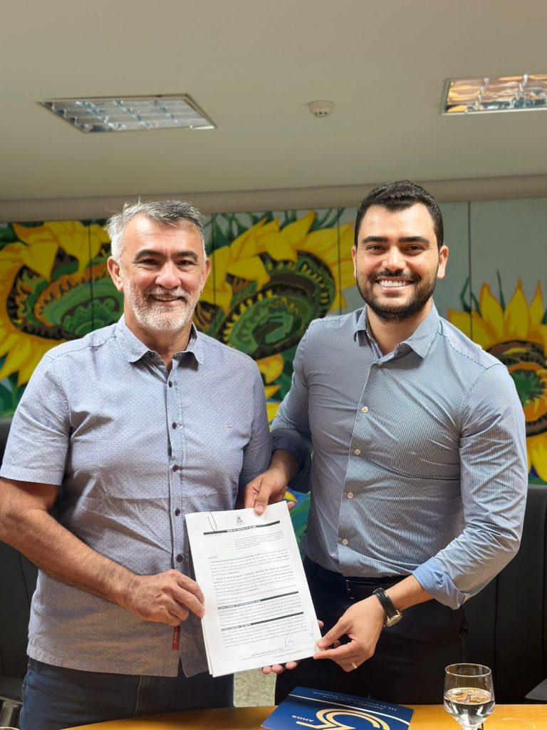 O Sebrae Tocantins e a Assembleia Legislativa do Estado do Tocantins (ALETO) assinaram, na manhã desta quarta-feira, 30, um convênio para a execução do projeto TO Cidade Empreendedora.