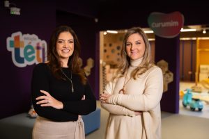 Caxias do Sul, na Serra Gaúcha, passa a contar, a partir de 6 de julho, com um novo destino cultural pensado especialmente para crianças, adolescentes e suas famílias: o Estação Téti, centro cultural e de experiências lúdicas que propõe uma vivência afetiva e criativa no coração da cidade. Com uma proposta inovadora que integra arte, cultura e gastronomia em um ambiente voltado à infância e à convivência familiar, o Estação Téti será apresentado no sábado, 5 de julho, às 10h30, durante um brunch especial para familiares, convidados e imprensa. Situado junto à antiga Estação Férrea — patrimônio histórico e um dos ícones turísticos de Caxias do Sul, o espaço será aberto ao público no domingo, 6 de julho, a partir das 9h. Posicionado como um centro cultural e de experiências lúdicas para crianças, adolescentes e suas famílias, o Estação Téti celebra o livre brincar e a convivência entre gerações por meio da arte, da criatividade e da imaginação. O funcionamento será de terça à sexta, das 13h às 20h, e aos finais de semana, das 9h às 20h. Fruto da expansão do Festival Téti – Arte e Cultura para a Infância, que há anos encanta famílias com uma programação artística plural e transformadora, o Estação Téti nasce para ser um centro permanente de cultura da infância, onde o brincar livre é reconhecido como linguagem fundamental de expressão, aprendizado e cidadania. Um espaço para viver a infância em sua plenitude Idealizado pelas empresárias Cali Troian e Cris Biazus, o Estação Téti se estrutura a partir de pilares que valorizam a arte como direito, o brincar como potência e a infância como território de criação. As crianças são protagonistas e convidam os adultos a redescobrirem o mundo com olhos curiosos. Com inspiração nas abordagens pedagógicas de Reggio Emilia, Montessori e Waldorf, a arquitetura do espaço — assinada por Franciele Granada e Rodrigo Gregoletto, do Studio 618 — promove a autonomia, o acolhimento e o encantamento, criando ambientes que estimulam o movimento, a convivência e a imaginação. Cada metro quadrado é um convite à descoberta, com espaços integrados que combinam cultura, educação não formal, gastronomia e vínculos afetivos. Ambientes que encantam e despertam sentidos • Café de Brincar – Um espaço encantador onde sabores e afetos se encontram. Com um cardápio criativo e inclusivo, convida adultos e crianças a desfrutarem juntos de lanches, doces e cafés em um clima lúdico e acolhedor. • Ateliê Maker – Ambiente interativo voltado à criação e experimentação. Nele, crianças e adolescentes exploram a sustentabilidade, a arte e a criatividade por meio de oficinas práticas que valorizam o fazer com as próprias mãos. • Palco Téti – O coração artístico do espaço, com uma programação viva que une música, teatro, contação de histórias e experiências cênicas capazes de emocionar e transformar. • Adole – Espaço pensado para pré-adolescentes, com atividades, jogos e rodas de conversa que estimulam a expressão, a autonomia e o pertencimento. • Curumim – Espaço mágico para a primeira infância, o espaço conta brinquedos sensoriais e propostas lúdicas que promovem o desenvolvimento motor, emocional e social dos pequenos. • Bibliotéti – Espaço de leitura com acervo concebido pela equipe cultural do Teti Muito além de um espaço de lazer, o Estação Téti é um território de construção de memórias e fortalecimento de vínculos. Um lugar onde o brincar desconstruído ganha protagonismo, favorecendo a imaginação, a criatividade, a escuta ativa e o respeito às infâncias diversas. Com a palavra, as idealizadoras do Estação Téti: “Um centro cultural é um sonho se concretizando, como uma expansão do Festival Téti. Propomos uma curadoria única para entregar experiências de qualidade para crianças, adolescentes e suas famílias, a partir de programas e eventos pensados para oferecer conteúdos artísticos e educativos de excelência. O Estação Téti é um local para os pais terem tempo de qualidade com seus filhos, onde todos podem se conectar por meio do brincar e da criatividade. A ideia é proporcionarmos momentos encontros genuínos, marcados pela diversão, pela convivência e pelo relaxamento.” Cali Troian "O Téti é um local onde experiências simples se transformam em vivências extraordinárias, tanto pela essência do espaço quanto pela interação entre crianças e adultos. Temos como objetivo proporcionar experiências memoráveis às famílias. Para isso, cada cantinho é um convite para as descobertas, independentemente da faixa etária. O café, por exemplo, é um espaço acolhedor e um convite para soltar a imaginação, confeitando doces e desfrutando de momentos especiais e sabores inesquecíveis.” Cris Biazus