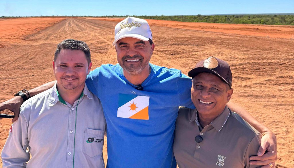 Governador do Tocantins, Wanderlei Barbosa, acompanhado do prefeito de São Félix, Gercimar Xavier, anunciou a entrega das obras do aeroporto do município, na região do Jalapão - Divulgação/Governo do Tocantins