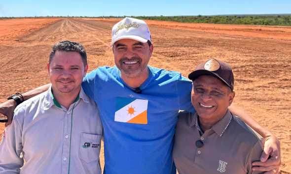 Governador do Tocantins, Wanderlei Barbosa, acompanhado do prefeito de São Félix, Gercimar Xavier, anunciou a entrega das obras do aeroporto do município, na região do Jalapão - Divulgação/Governo do Tocantins
