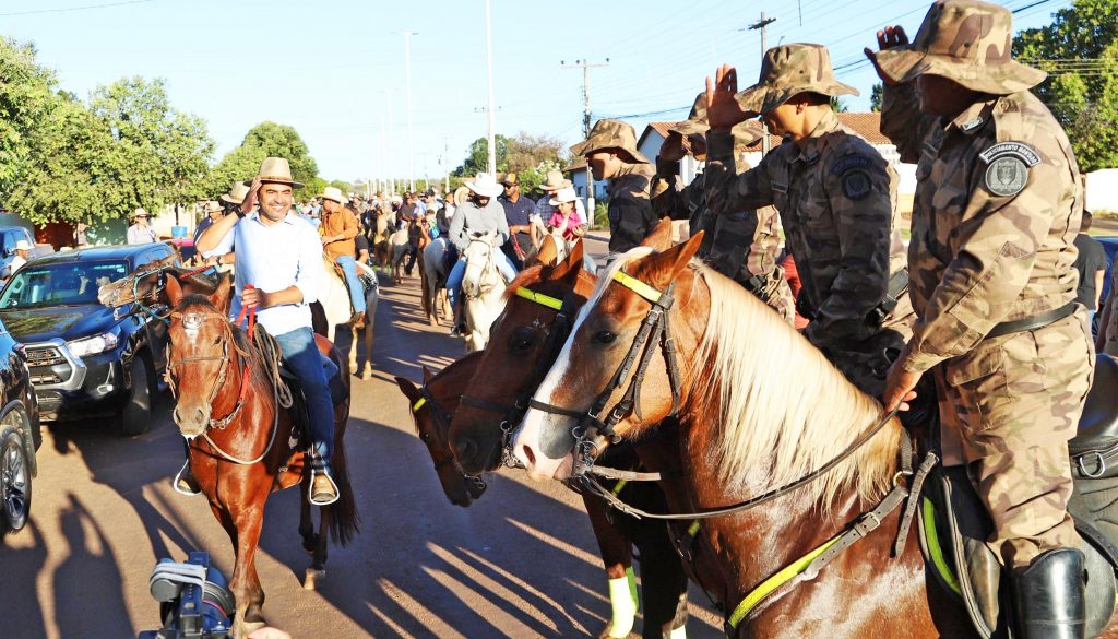 Governador Wanderlei Barbosa prestigia a cavalgada do Festejo de Nossa Senhora Aparecida e destaca a importância da fé e da cultura popular no Tocantins - Foto: Ademir dos Anjos/Governo do Tocantins