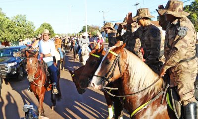 Governador Wanderlei Barbosa prestigia a cavalgada do Festejo de Nossa Senhora Aparecida e destaca a importância da fé e da cultura popular no Tocantins - Foto: Ademir dos Anjos/Governo do Tocantins