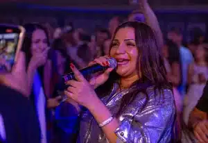 Cantora goiana mantém carreira solo paralela ao trabalho como backing vocal de Henrique & Juliano
