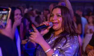 Cantora goiana mantém carreira solo paralela ao trabalho como backing vocal de Henrique & Juliano