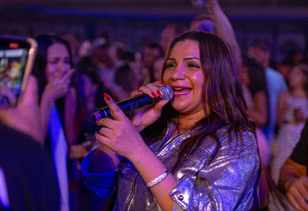 Cantora goiana mantém carreira solo paralela ao trabalho como backing vocal de Henrique & Juliano