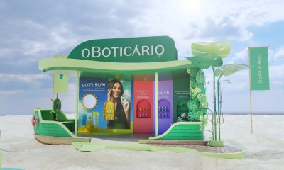 Quiosque temático com produtos, construído com elementos característicos da região Norte e da identidade da marca.