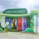 Quiosque temático com produtos, construído com elementos característicos da região Norte e da identidade da marca.