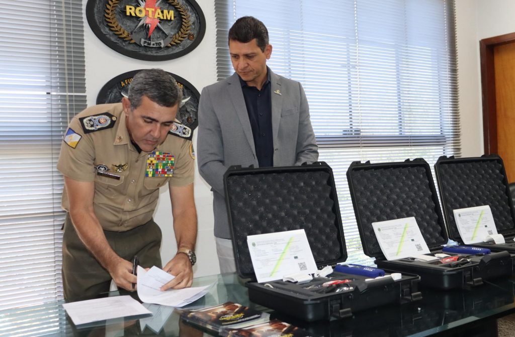 Coronel Márcio Barbosa, comandante-geral da PMTO, liderando a Operação Álcool Zero, ação conjunta com o Detran/TO para garantir a segurança no trânsito e combater a condução sob efeito de álcool no Tocantins."