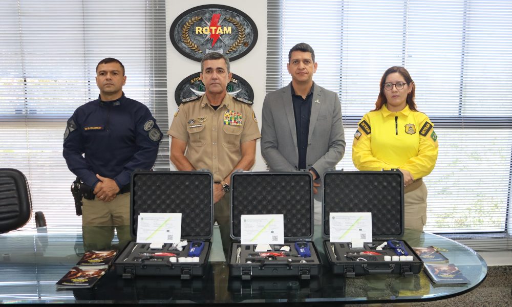 Coronel Márcio Barbosa, comandante-geral da PMTO, liderando a Operação Álcool Zero, ação conjunta com o Detran/TO para garantir a segurança no trânsito e combater a condução sob efeito de álcool no Tocantins."