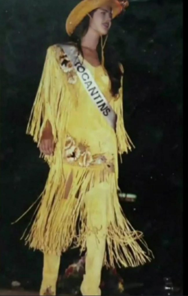 Alessandra coroada Miss Tocantins em 1992.