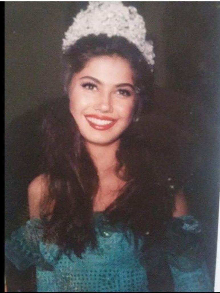 Alessandra coroada Miss Tocantins em 1992.