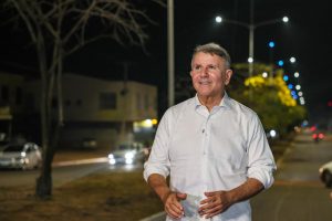 Prefeito de Palmas, Eduardo Siqueira Campos, durante entrega da nova iluminação em avenida comercial da região das Arnos – Foto: Lia Mara