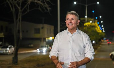 Prefeito de Palmas, Eduardo Siqueira Campos, durante entrega da nova iluminação em avenida comercial da região das Arnos – Foto: Lia Mara