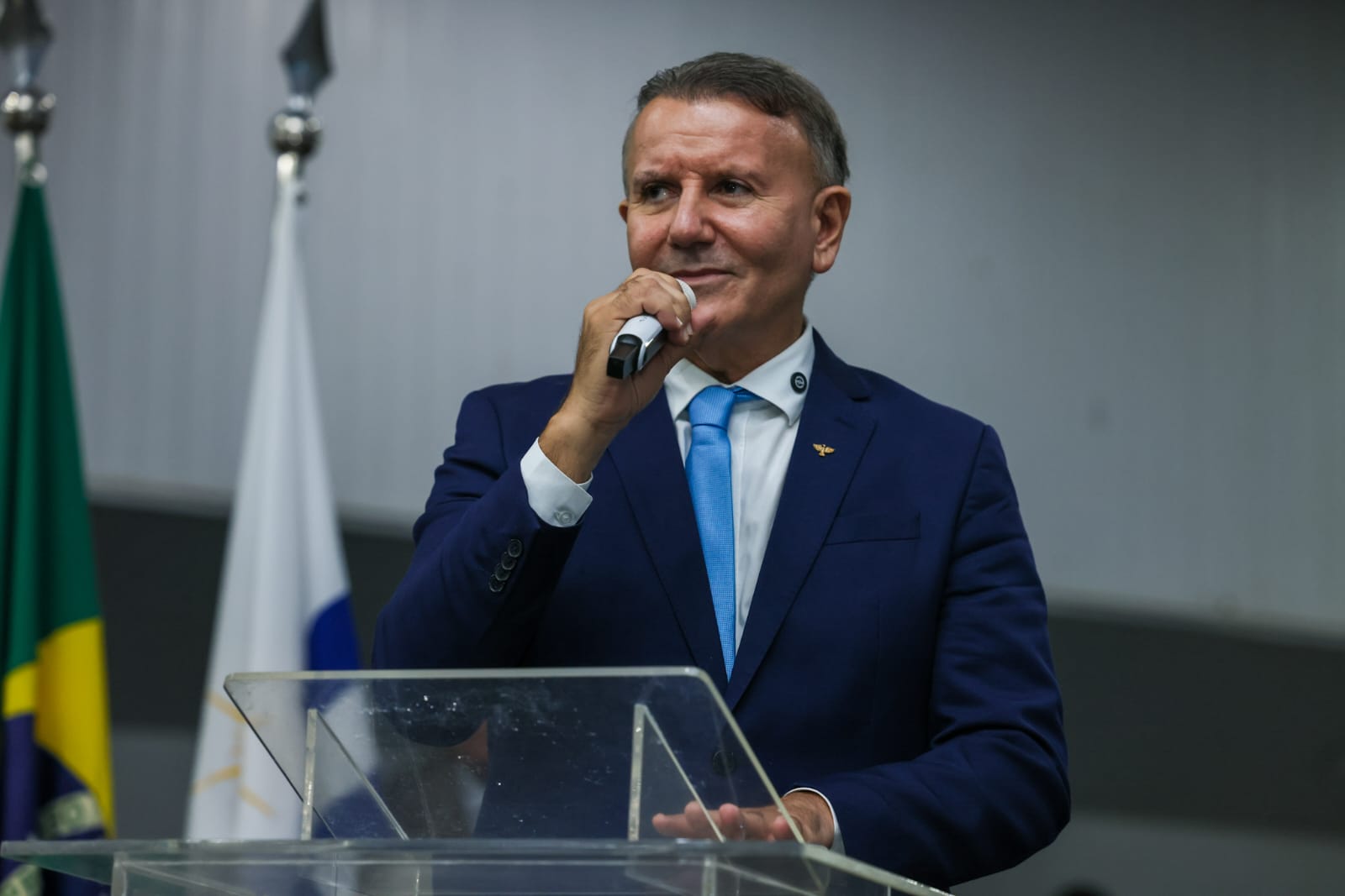 Prefeito Eduardo Siqueira Campos passa por cirurgia cardíaca 36 Neste momento de cuidado e esperança, Pastor Carlos Velozo conclama toda a população de Palmas a unir-se em oração pela saúde e pronta recuperação do prefeito Eduardo Siqueira Campos