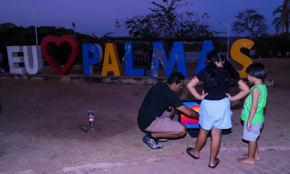 Praia da Graciosa se transforma em galeria a céu aberto com mostra artística e ecológica