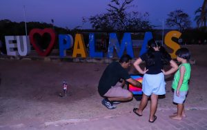 Praia da Graciosa se transforma em galeria a céu aberto com mostra artística e ecológica