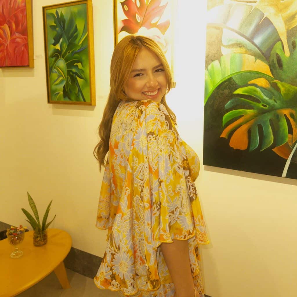 Na última sexta-feira, 25 de julho, a artista plástica Júlia d’Paula recebeu amigos e apaixonados pela arte em um sarau especial para celebrar seus 13 anos de carreira. Com sua galeria transformada em um cenário sensorial, a noite foi marcada por encontros, sorrisos e uma programação que uniu pintura, poesia e música — tudo permeado pela sensibilidade que é marca registrada da anfitriã. Cada canto do espaço respirava beleza e autenticidade, refletindo o olhar apurado de Júlia para o que é belo, simbólico e profundamente humano. Entre performances, taças erguidas e muitos afetos trocados, a celebração confirmou o que todos já sabiam: a arte de Júlia vai muito além das telas — ela toca o coração. A galeria, mais uma vez, cumpriu seu papel de casa viva da cultura, com uma noite que deixou todos com vontade de voltar logo.