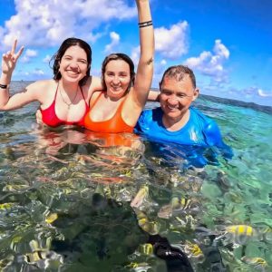 Eudival Coelho Barros celebra seu aniversário em Arraial do Cabo, RJ, ao lado da esposa Lenilza e da filha caçula Sophia Valentina, em clima de amor, sol e paisagens inesquecíveis.
