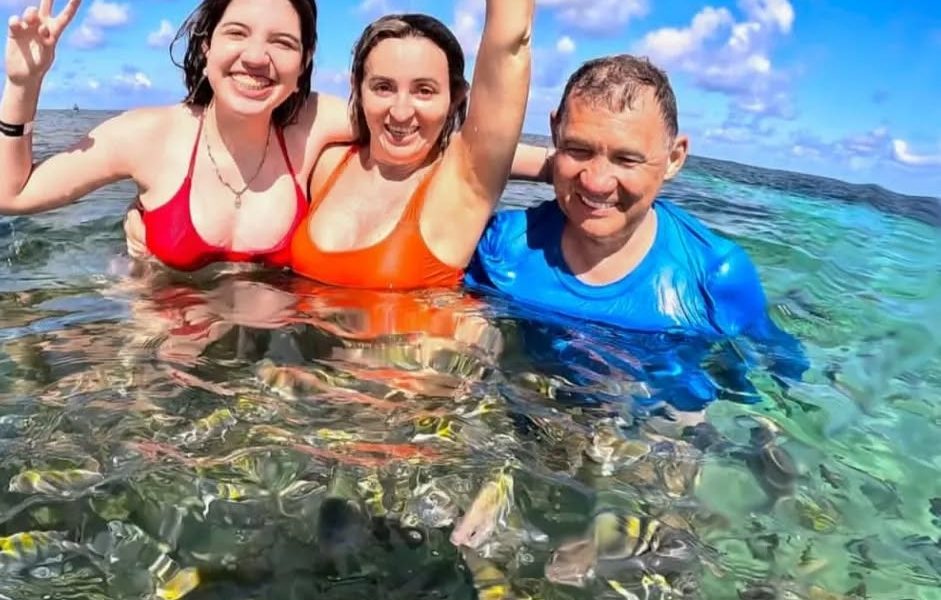 Eudival Coelho Barros celebra seu aniversário em Arraial do Cabo, RJ, ao lado da esposa Lenilza e da filha caçula Sophia Valentina, em clima de amor, sol e paisagens inesquecíveis.