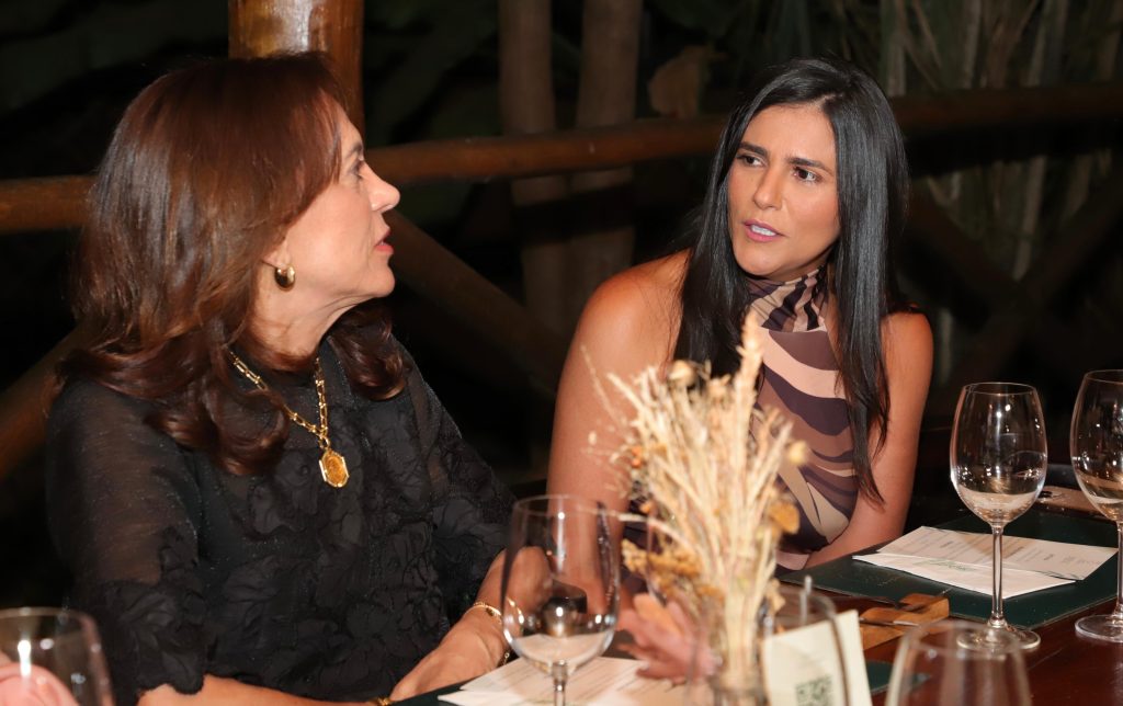 Karynne Sotero recepciona Gracinha Caiado, que participa de evento em Palmas. Fotos: Loise Maria