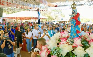 Governador Wanderlei Barbosa durante a Romaria da Sucupira, em Dianópolis, onde participou da missa - Foto: Marcio Vieira/Governo do Tocantins