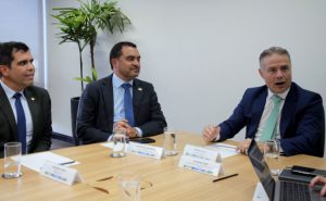 Durante o encontro, o governador também tratou da construção do anel viário no município de Axixá do Tocantins, uma das regiões diretamente impactadas com o aumento no tráfego de veículos pesados - Foto: Thiago Cruz/Governo do Tocantins