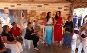 Roda de conversa reuniu dezenas de artesãs da comunidade e contou com a participação da modelo, atriz e ativista social, Luiza Brunet - Foto: Márcio Vieira/Governo do Tocantins