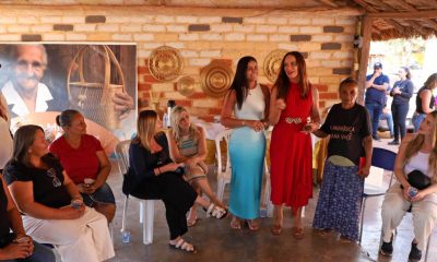 Roda de conversa reuniu dezenas de artesãs da comunidade e contou com a participação da modelo, atriz e ativista social, Luiza Brunet - Foto: Márcio Vieira/Governo do Tocantins