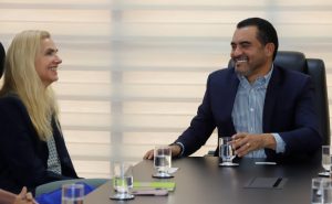 Governador Wanderlei Barbosa recebe a embaixadora da união Europeia no Brasil, Marian Schuegraf, em seu Gabinete no Palácio Araguaia Governador José Wilson Siqueira Campos - Foto: Esequias Araújo/Governo do Tocantins
