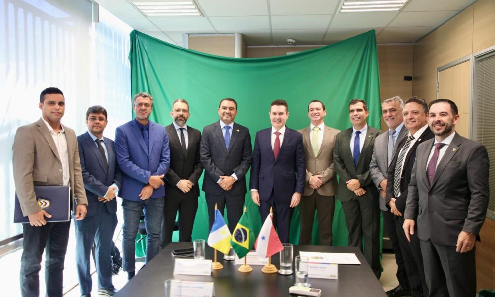 Em agenda com ministro das Cidades, Jader Barbalho Filho, para ampliação do Minha Casa Minha Vida. Créditos: Thiago Cruz/Governo do Tocantins