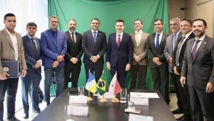 Governador Wanderlei Barbosa ao lado do ministro das Cidades, Jader Barbalho Filho, e autoridades tocantinenses durante reunião em Brasília