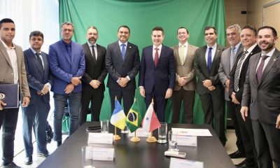 Governador Wanderlei Barbosa ao lado do ministro das Cidades, Jader Barbalho Filho, e autoridades tocantinenses durante reunião em Brasília