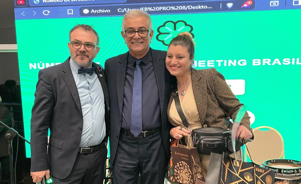 Jair Pasquini, diretor da Expan+, organizadora do evento, o secretário Hercy Filho e a ganhadora do sorteio de uma expedição de sete dias pelo Jalapão Mazim Aguiar/Governo do Tocantins