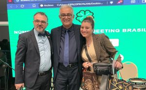 Jair Pasquini, diretor da Expan+, organizadora do evento, o secretário Hercy Filho e a ganhadora do sorteio de uma expedição de sete dias pelo Jalapão Mazim Aguiar/Governo do Tocantins