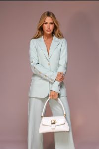 A modelo, influenciadora e ícone de estilo Andressa Suita será a nova embaixadora da Carmen Steffens, em uma parceria que marcará um capítulo de renovação para a grife brasileira. Suita protagonizará a Spring Summer – campanha que apresentará a coleção Lumière d'Été, que traduzirá um novo posicionamento da marca, com foco em uma identidade mais contemporânea, elegante e atemporal. A campanha será revelada nesta quarta-feira, 27 de agosto, a partir das 18h, com um vídeo especial nas redes sociais de Andressa Suita, onde ela mostrará os bastidores do ensaio e os principais destaques da coleção. A escolha de Andressa Suita para o papel de embaixadora não será por acaso. A relação da modelo com a Carmen Steffens será uma conexão genuína e de longa data, que se iniciou na infância, quando a mãe de Andressa revendia calçados da marca. “A moda vai além do vestir, ela comunica quem você é. Eu estava comentando nos bastidores que essa nova fase [da Carmen Steffens] estará muito parecida comigo: inovadora e sofisticada”, declara a embaixadora. A coleção Lumière d'Été será uma celebração da estética de Paris, capturando a essência da feminilidade em peças que se destacarão pela fluidez dos tecidos e pela paleta de cores sofisticadas, que incluirá tons como champagne, verde mint e vermelho coral. Andressa Suita traduzirá com sua presença a potência e a sofisticação que a coleção e o reposicionamento da marca representarão. Lumière d'Été estará disponível nas lojas e no e-commerce da Carmen Steffens, reforçará a mulher moderna que a Carmen Steffens deseja vestir: contemporânea, confiante e capaz de expressar sua personalidade em cada escolha.